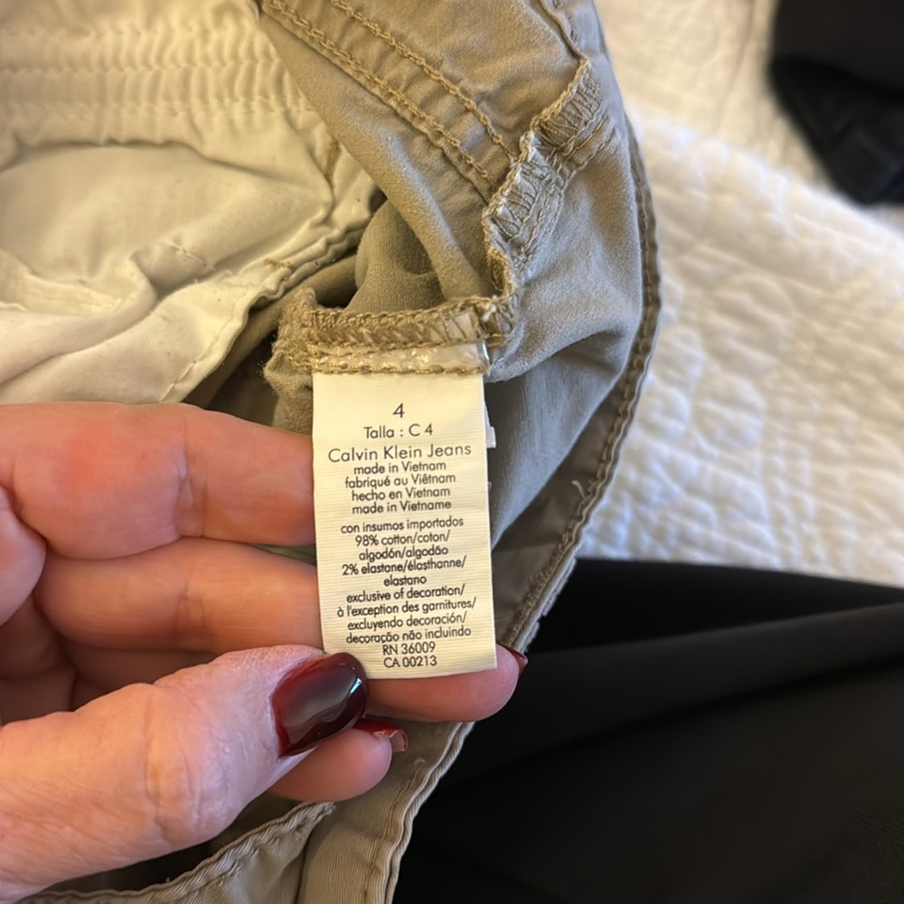 Calvin Klein cotton khaki Bermuda shorts. Size 4 - Picture 5 of 5